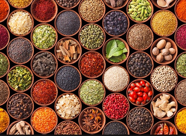 Épices africaines dans des bols en bois